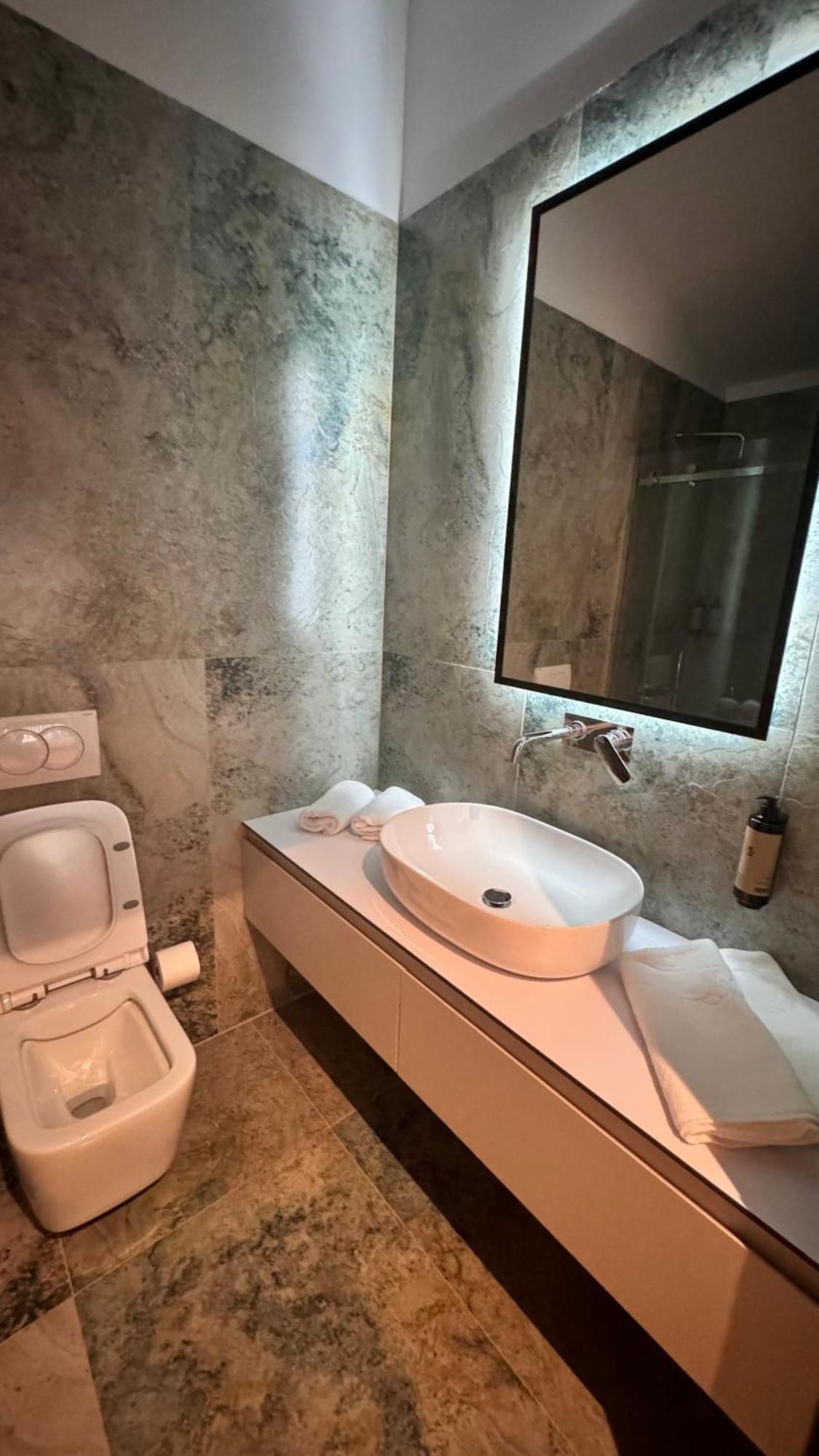 Апартаменти Izi Boutique Тирана Екстер'єр фото